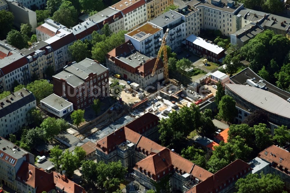 Berlin von oben - Baustelle für einen Erweiterungs- Neubau auf dem Klinikgelände des Krankenhauses Sana Klinikum Lichtenberg an der Fanningerstraße im Ortsteil Lichtenberg in Berlin, Deutschland