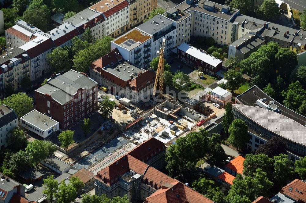 Luftaufnahme Berlin - Baustelle für einen Erweiterungs- Neubau auf dem Klinikgelände des Krankenhauses Sana Klinikum Lichtenberg an der Fanningerstraße im Ortsteil Lichtenberg in Berlin, Deutschland