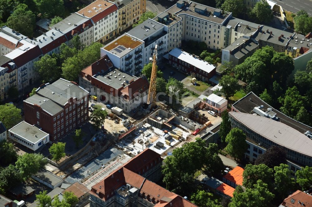 Berlin von oben - Baustelle für einen Erweiterungs- Neubau auf dem Klinikgelände des Krankenhauses Sana Klinikum Lichtenberg an der Fanningerstraße im Ortsteil Lichtenberg in Berlin, Deutschland