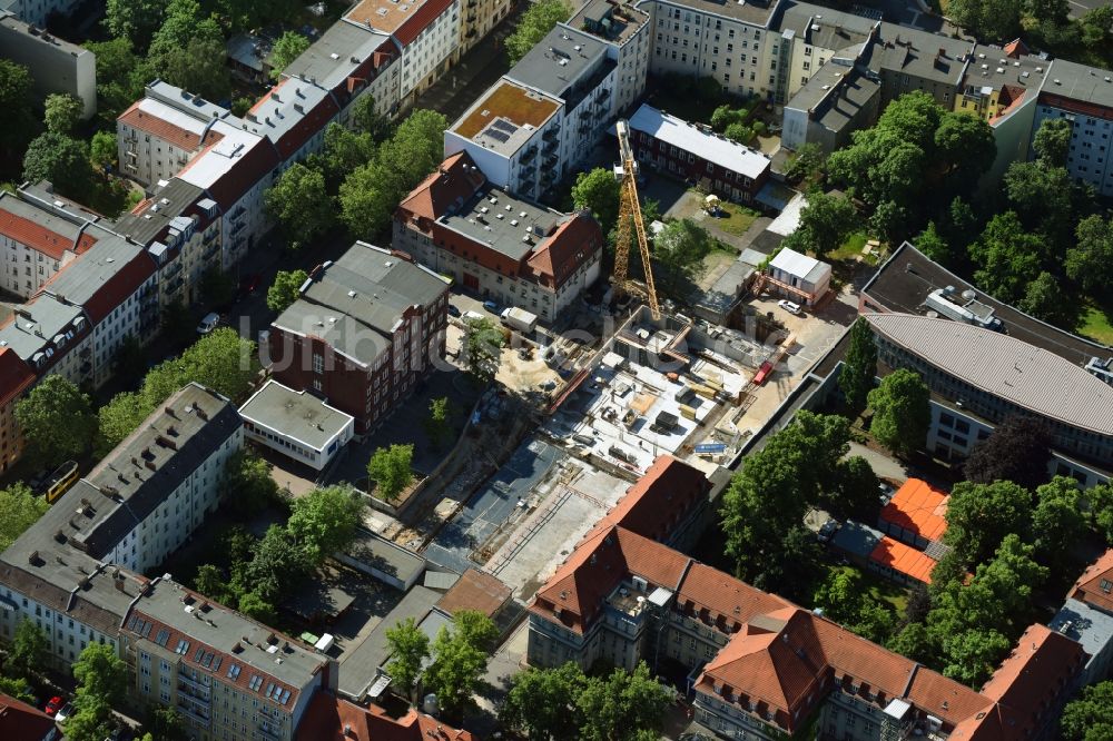 Berlin aus der Vogelperspektive: Baustelle für einen Erweiterungs- Neubau auf dem Klinikgelände des Krankenhauses Sana Klinikum Lichtenberg an der Fanningerstraße im Ortsteil Lichtenberg in Berlin, Deutschland