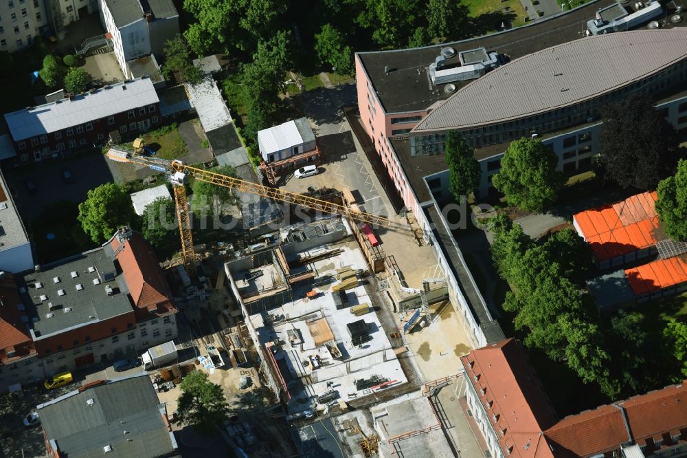 Luftbild Berlin - Baustelle für einen Erweiterungs- Neubau auf dem Klinikgelände des Krankenhauses Sana Klinikum Lichtenberg an der Fanningerstraße im Ortsteil Lichtenberg in Berlin, Deutschland