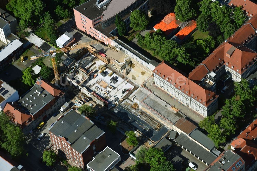 Luftaufnahme Berlin - Baustelle für einen Erweiterungs- Neubau auf dem Klinikgelände des Krankenhauses Sana Klinikum Lichtenberg an der Fanningerstraße im Ortsteil Lichtenberg in Berlin, Deutschland