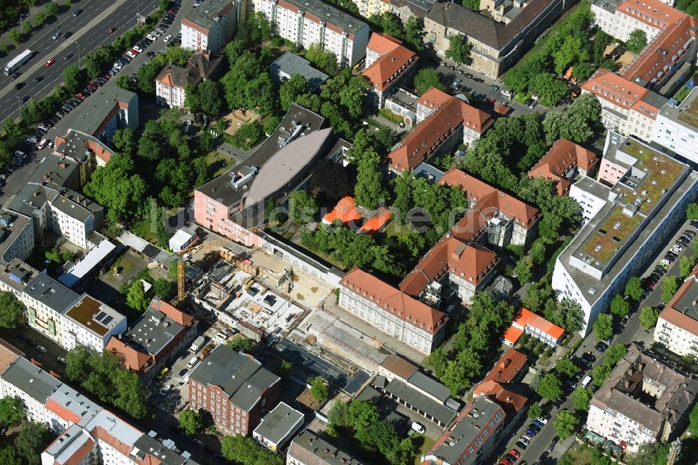 Berlin von oben - Baustelle für einen Erweiterungs- Neubau auf dem Klinikgelände des Krankenhauses Sana Klinikum Lichtenberg an der Fanningerstraße im Ortsteil Lichtenberg in Berlin, Deutschland