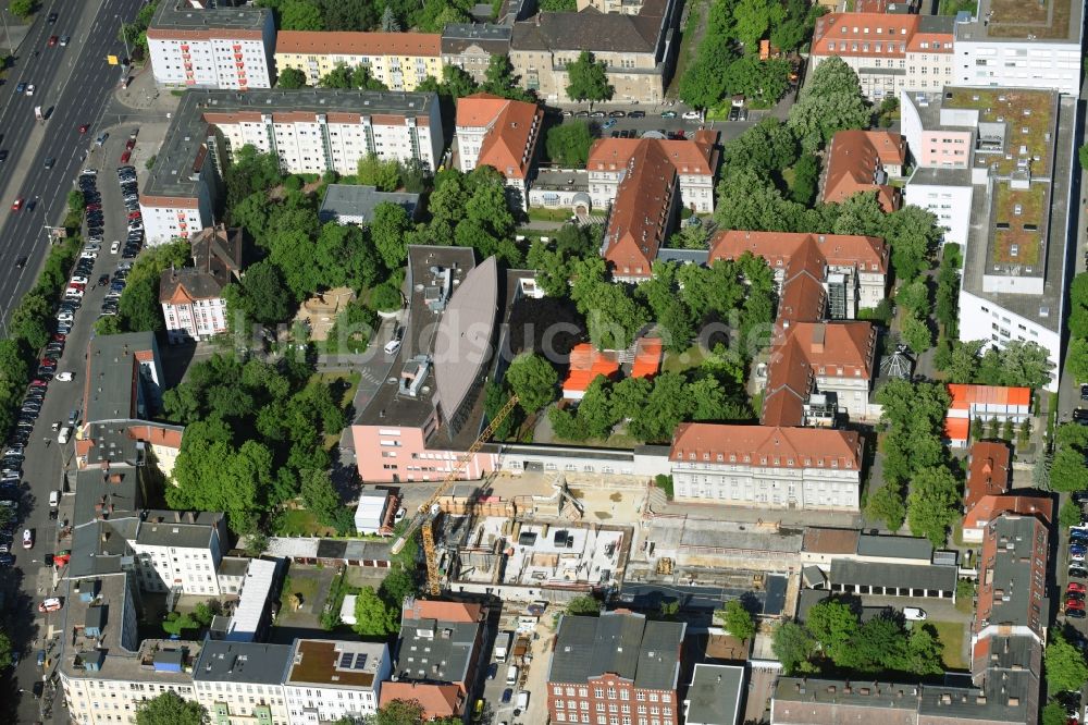 Berlin aus der Vogelperspektive: Baustelle für einen Erweiterungs- Neubau auf dem Klinikgelände des Krankenhauses Sana Klinikum Lichtenberg an der Fanningerstraße im Ortsteil Lichtenberg in Berlin, Deutschland