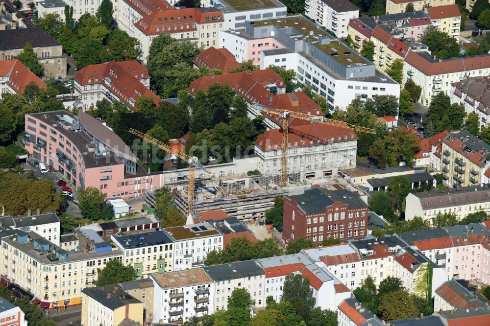 Berlin von oben - Baustelle für einen Erweiterungs- Neubau auf dem Klinikgelände des Krankenhauses Sana Klinikum Lichtenberg an der Fanningerstraße im Ortsteil Lichtenberg in Berlin, Deutschland