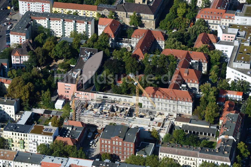 Berlin aus der Vogelperspektive: Baustelle für einen Erweiterungs- Neubau auf dem Klinikgelände des Krankenhauses Sana Klinikum Lichtenberg an der Fanningerstraße im Ortsteil Lichtenberg in Berlin, Deutschland