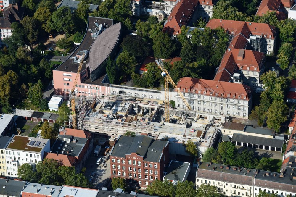 Luftbild Berlin - Baustelle für einen Erweiterungs- Neubau auf dem Klinikgelände des Krankenhauses Sana Klinikum Lichtenberg an der Fanningerstraße im Ortsteil Lichtenberg in Berlin, Deutschland