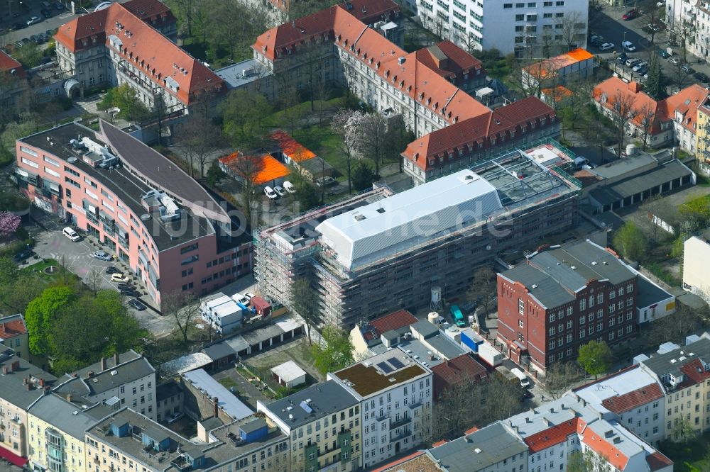 Luftaufnahme Berlin - Baustelle für einen Erweiterungs- Neubau auf dem Klinikgelände des Krankenhauses Sana Klinikum Lichtenberg an der Fanningerstraße im Ortsteil Lichtenberg in Berlin, Deutschland