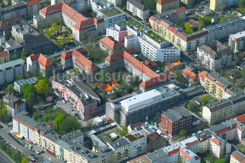 Berlin von oben - Baustelle für einen Erweiterungs- Neubau auf dem Klinikgelände des Krankenhauses Sana Klinikum Lichtenberg an der Fanningerstraße im Ortsteil Lichtenberg in Berlin, Deutschland