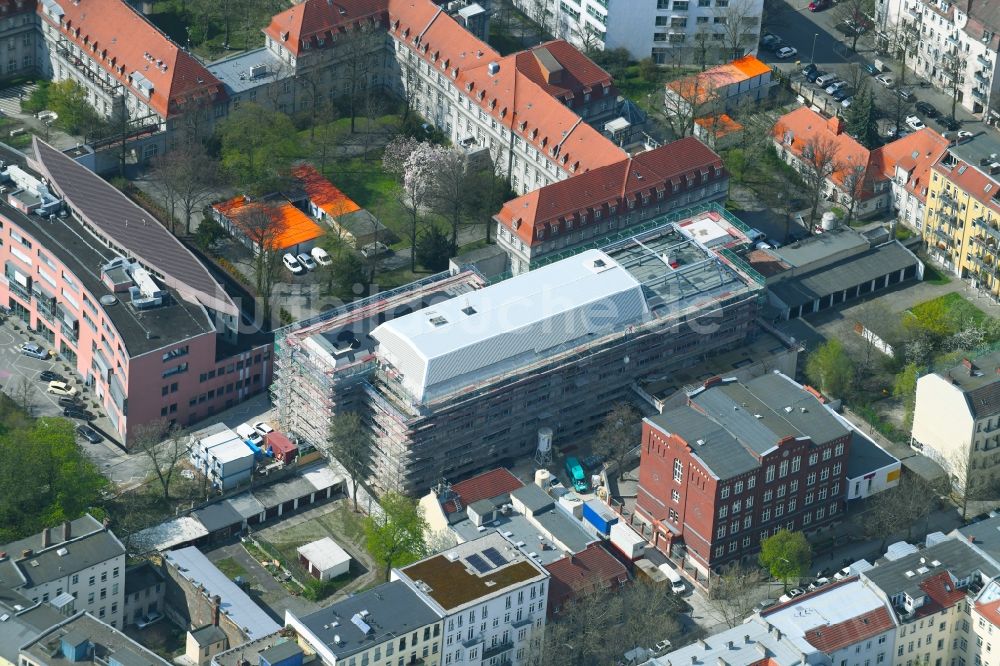 Berlin aus der Vogelperspektive: Baustelle für einen Erweiterungs- Neubau auf dem Klinikgelände des Krankenhauses Sana Klinikum Lichtenberg an der Fanningerstraße im Ortsteil Lichtenberg in Berlin, Deutschland