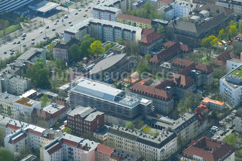 Luftbild Berlin - Baustelle für einen Erweiterungs- Neubau auf dem Klinikgelände des Krankenhauses Sana Klinikum Lichtenberg an der Fanningerstraße im Ortsteil Lichtenberg in Berlin, Deutschland