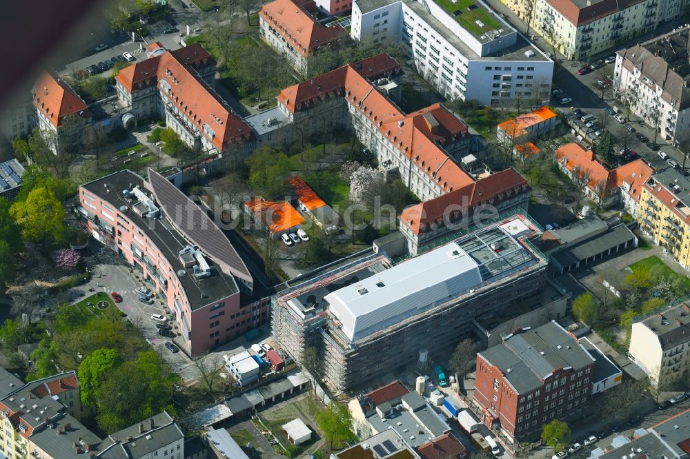 Luftbild Berlin - Baustelle für einen Erweiterungs- Neubau auf dem Klinikgelände des Krankenhauses Sana Klinikum Lichtenberg an der Fanningerstraße im Ortsteil Lichtenberg in Berlin, Deutschland