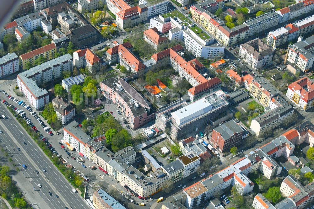 Luftaufnahme Berlin - Baustelle für einen Erweiterungs- Neubau auf dem Klinikgelände des Krankenhauses Sana Klinikum Lichtenberg an der Fanningerstraße im Ortsteil Lichtenberg in Berlin, Deutschland