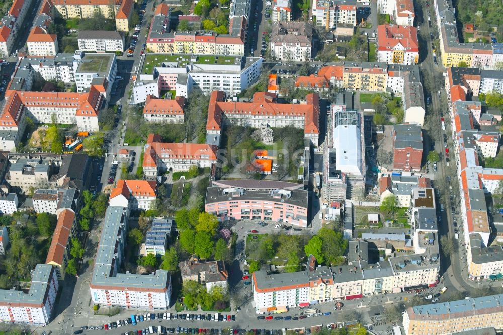 Berlin von oben - Baustelle für einen Erweiterungs- Neubau auf dem Klinikgelände des Krankenhauses Sana Klinikum Lichtenberg an der Fanningerstraße im Ortsteil Lichtenberg in Berlin, Deutschland