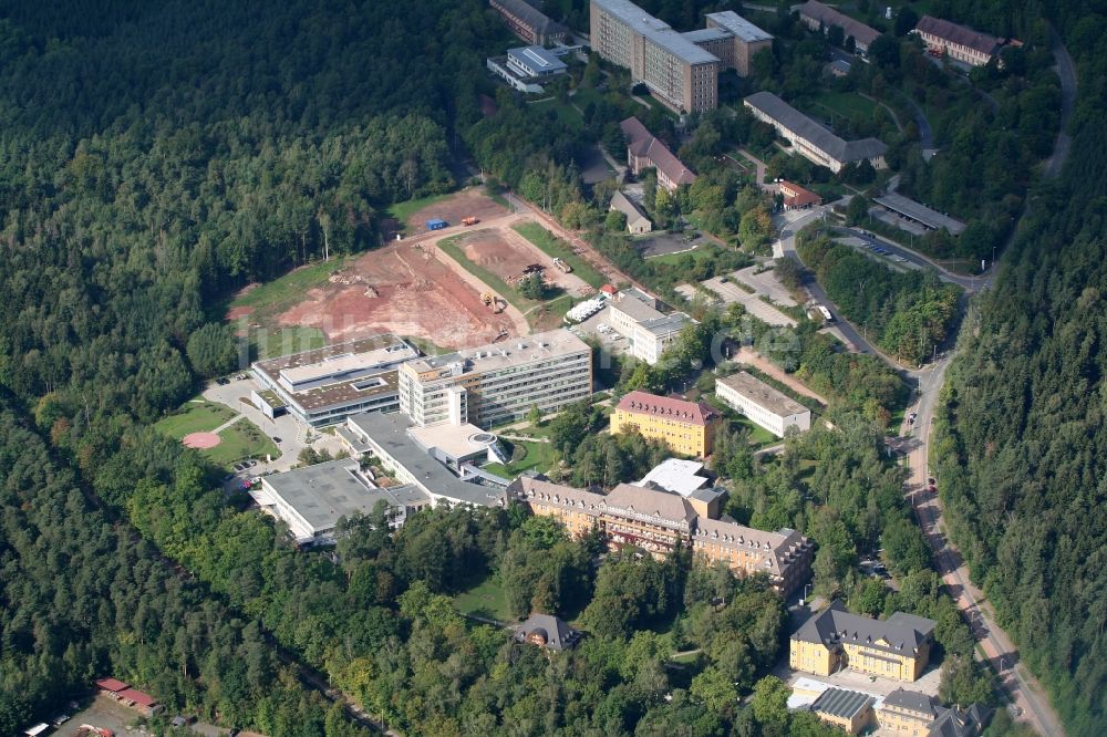 Luftbild Gera - Baustelle für einen Erweiterungs- Neubau auf dem Klinikgelände des Krankenhauses SRH Wald-Klinikum in Gera im Bundesland Thüringen