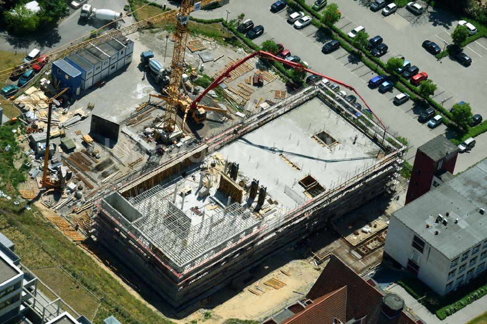 Luftaufnahme Brandenburg an der Havel - Baustelle für einen Erweiterungs- Neubau auf dem Klinikgelände des Krankenhauses Städtisches Klinikum Brandenburg GmbH an der Hochstraße in Brandenburg an der Havel im Bundesland Brandenburg, Deutschland