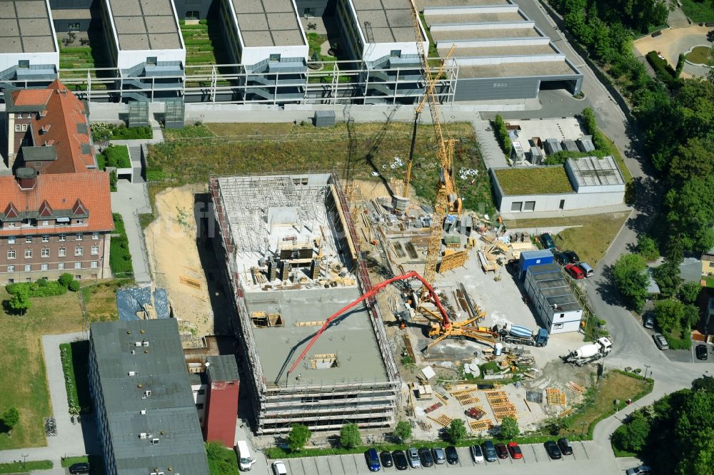 Luftaufnahme Brandenburg an der Havel - Baustelle für einen Erweiterungs- Neubau auf dem Klinikgelände des Krankenhauses Städtisches Klinikum Brandenburg GmbH an der Hochstraße in Brandenburg an der Havel im Bundesland Brandenburg, Deutschland