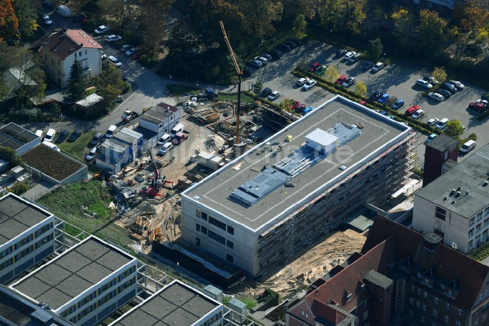 Brandenburg an der Havel aus der Vogelperspektive: Baustelle für einen Erweiterungs- Neubau auf dem Klinikgelände des Krankenhauses Städtisches Klinikum Brandenburg GmbH an der Hochstraße in Brandenburg an der Havel im Bundesland Brandenburg, Deutschland