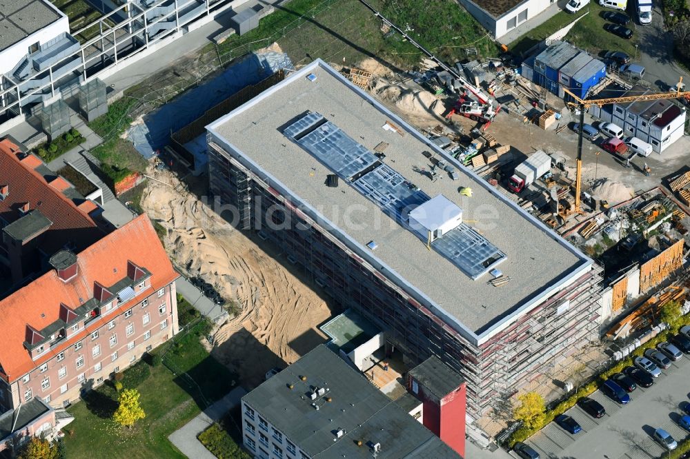 Luftaufnahme Brandenburg an der Havel - Baustelle für einen Erweiterungs- Neubau auf dem Klinikgelände des Krankenhauses Städtisches Klinikum Brandenburg GmbH an der Hochstraße in Brandenburg an der Havel im Bundesland Brandenburg, Deutschland