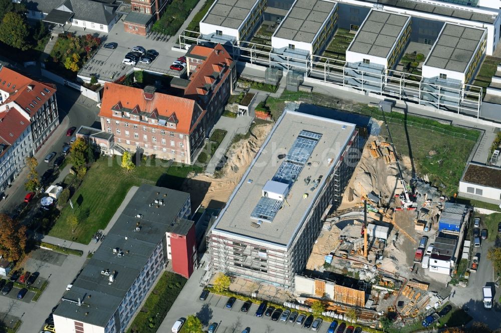 Luftaufnahme Brandenburg an der Havel - Baustelle für einen Erweiterungs- Neubau auf dem Klinikgelände des Krankenhauses Städtisches Klinikum Brandenburg GmbH an der Hochstraße in Brandenburg an der Havel im Bundesland Brandenburg, Deutschland