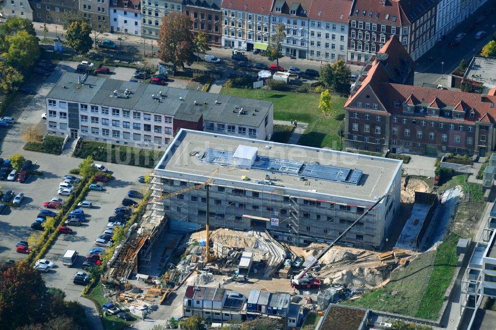 Brandenburg an der Havel von oben - Baustelle für einen Erweiterungs- Neubau auf dem Klinikgelände des Krankenhauses Städtisches Klinikum Brandenburg GmbH an der Hochstraße in Brandenburg an der Havel im Bundesland Brandenburg, Deutschland