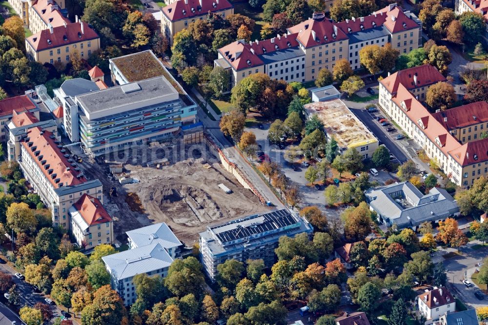 München von oben - Baustelle für einen Erweiterungs- Neubau auf dem Klinikgelände des Krankenhauses Städtisches Klinikum München GmbH im Ortsteil Schwabing-West in München im Bundesland Bayern, Deutschland