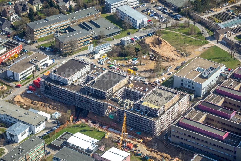 Düsseldorf von oben - Baustelle für einen Erweiterungs- Neubau auf dem Klinikgelände des Krankenhauses UKD Universitätsklinikum Düsseldorf im Bundesland Nordrhein-Westfalen, Deutschland