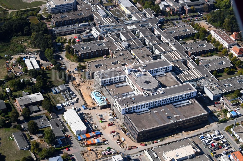 Luftaufnahme Lübeck - Baustelle für einen Erweiterungs- Neubau auf dem Klinikgelände des Krankenhauses UKSH Universitätsklinikum Schleswig-Holstein im Ortsteil St. Jürgen in Lübeck im Bundesland Schleswig-Holstein, Deutschland