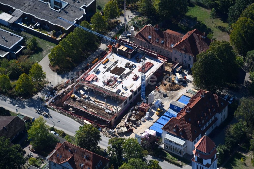 Lübeck aus der Vogelperspektive: Baustelle für einen Erweiterungs- Neubau auf dem Klinikgelände des Krankenhauses UKSH Universitätsklinikum Schleswig-Holstein im Ortsteil St. Jürgen in Lübeck im Bundesland Schleswig-Holstein, Deutschland