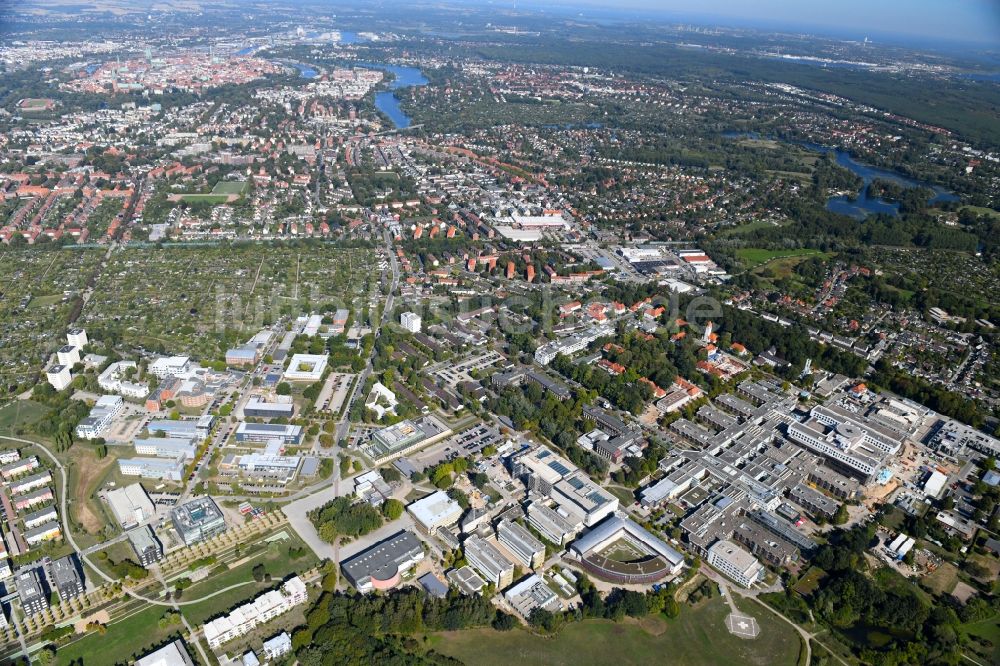 Luftaufnahme Lübeck - Baustelle für einen Erweiterungs- Neubau auf dem Klinikgelände des Krankenhauses UKSH Universitätsklinikum Schleswig-Holstein im Ortsteil St. Jürgen in Lübeck im Bundesland Schleswig-Holstein, Deutschland