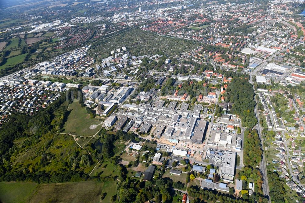 Luftaufnahme Lübeck - Baustelle für einen Erweiterungs- Neubau auf dem Klinikgelände des Krankenhauses UKSH Universitätsklinikum Schleswig-Holstein im Ortsteil St. Jürgen in Lübeck im Bundesland Schleswig-Holstein, Deutschland