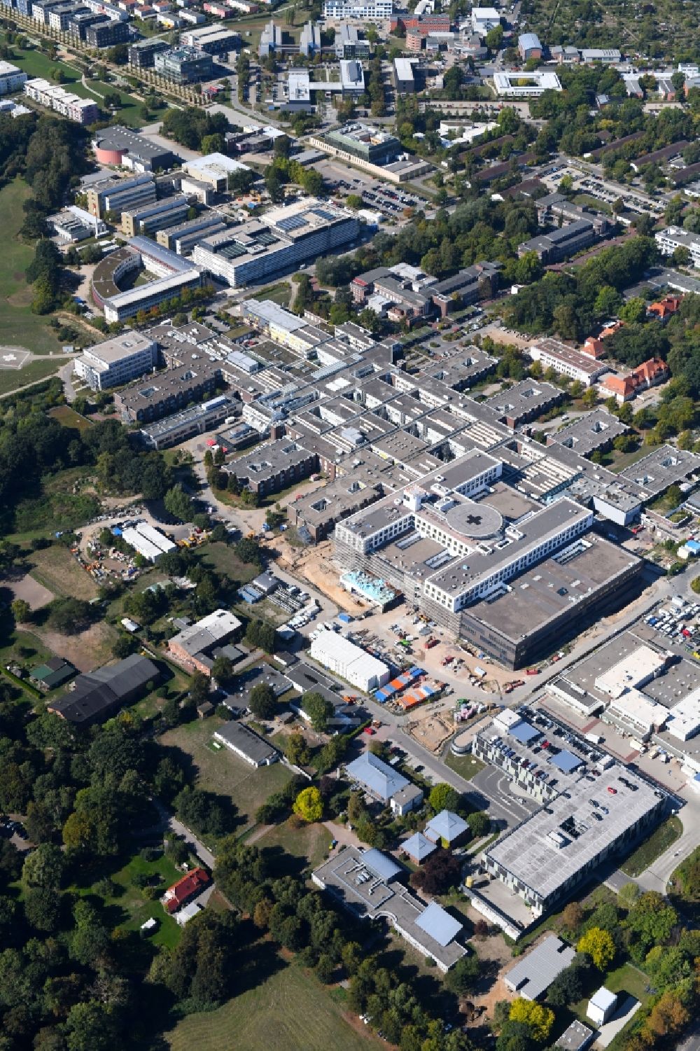 Lübeck von oben - Baustelle für einen Erweiterungs- Neubau auf dem Klinikgelände des Krankenhauses UKSH Universitätsklinikum Schleswig-Holstein im Ortsteil St. Jürgen in Lübeck im Bundesland Schleswig-Holstein, Deutschland