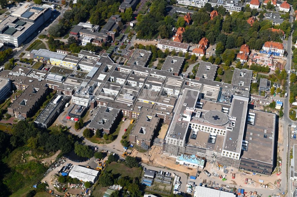 Lübeck aus der Vogelperspektive: Baustelle für einen Erweiterungs- Neubau auf dem Klinikgelände des Krankenhauses UKSH Universitätsklinikum Schleswig-Holstein im Ortsteil St. Jürgen in Lübeck im Bundesland Schleswig-Holstein, Deutschland