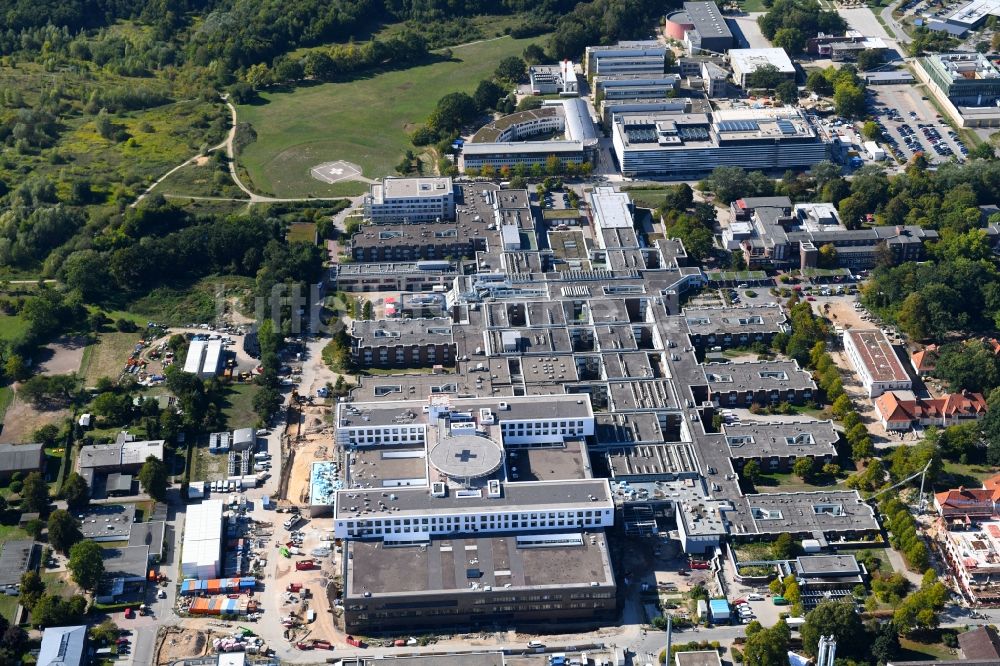 Lübeck von oben - Baustelle für einen Erweiterungs- Neubau auf dem Klinikgelände des Krankenhauses UKSH Universitätsklinikum Schleswig-Holstein im Ortsteil St. Jürgen in Lübeck im Bundesland Schleswig-Holstein, Deutschland