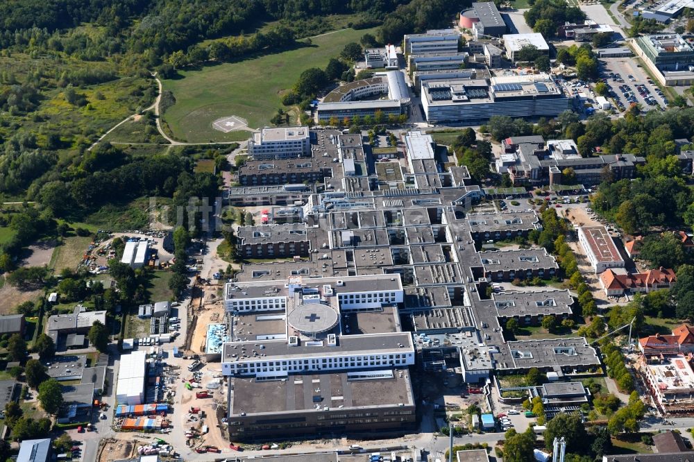 Lübeck aus der Vogelperspektive: Baustelle für einen Erweiterungs- Neubau auf dem Klinikgelände des Krankenhauses UKSH Universitätsklinikum Schleswig-Holstein im Ortsteil St. Jürgen in Lübeck im Bundesland Schleswig-Holstein, Deutschland