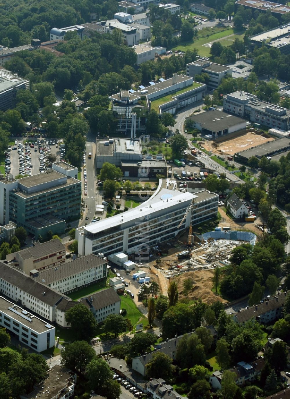 Bonn von oben - Baustelle für einen Erweiterungs- Neubau auf dem Klinikgelände des Krankenhauses Universitätsklinikum in Bonn im Bundesland Nordrhein-Westfalen, Deutschland