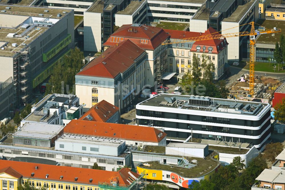 Luftaufnahme Dresden - Baustelle für einen Erweiterungs- Neubau auf dem Klinikgelände des Krankenhauses Universitätsklinikum Carl Gustav Carus in Dresden im Bundesland Sachsen, Deutschland