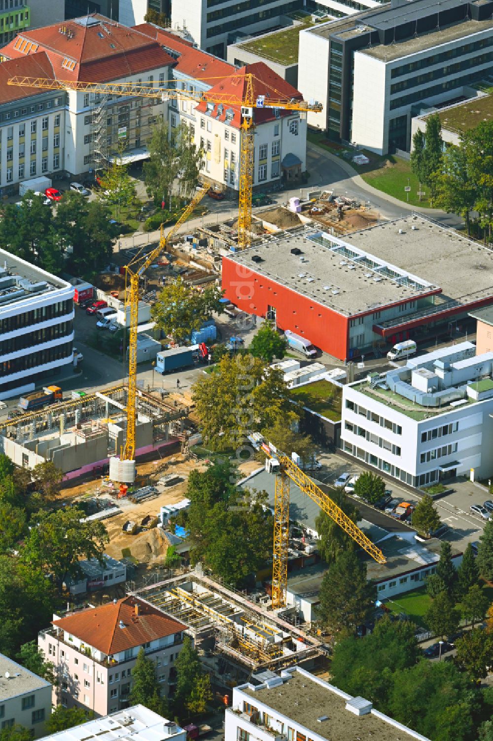 Dresden aus der Vogelperspektive: Baustelle für einen Erweiterungs- Neubau auf dem Klinikgelände des Krankenhauses Universitätsklinikum Carl Gustav Carus in Dresden im Bundesland Sachsen, Deutschland