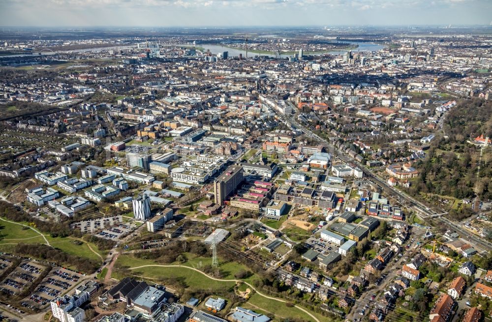 Düsseldorf aus der Vogelperspektive: Baustelle für einen Erweiterungs- Neubau auf dem Klinikgelände des Krankenhauses Universitätsklinikum Düsseldorf in Düsseldorf im Bundesland Nordrhein-Westfalen, Deutschland