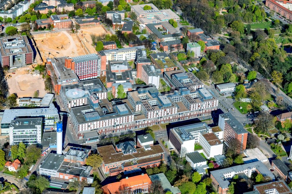 Luftbild Hamburg - Baustelle für einen Erweiterungs- Neubau auf dem Klinikgelände des Krankenhauses Universitätsklinikum Hamburg-Eppendorf an der Martinistraße im Ortsteil Eppendorf in Hamburg, Deutschland