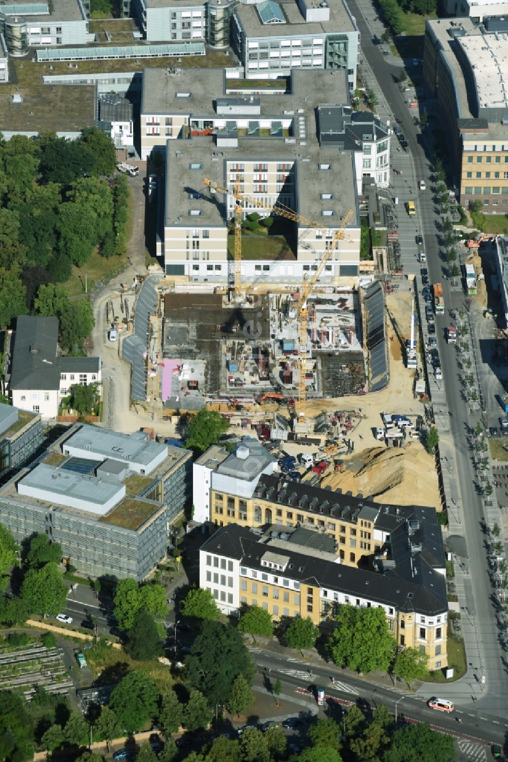 Luftbild Leipzig - Baustelle für einen Erweiterungs- Neubau auf dem Klinikgelände des Krankenhauses Universitätsklinikum Leipzig an der Liebigstraße in Leipzig im Bundesland Sachsen