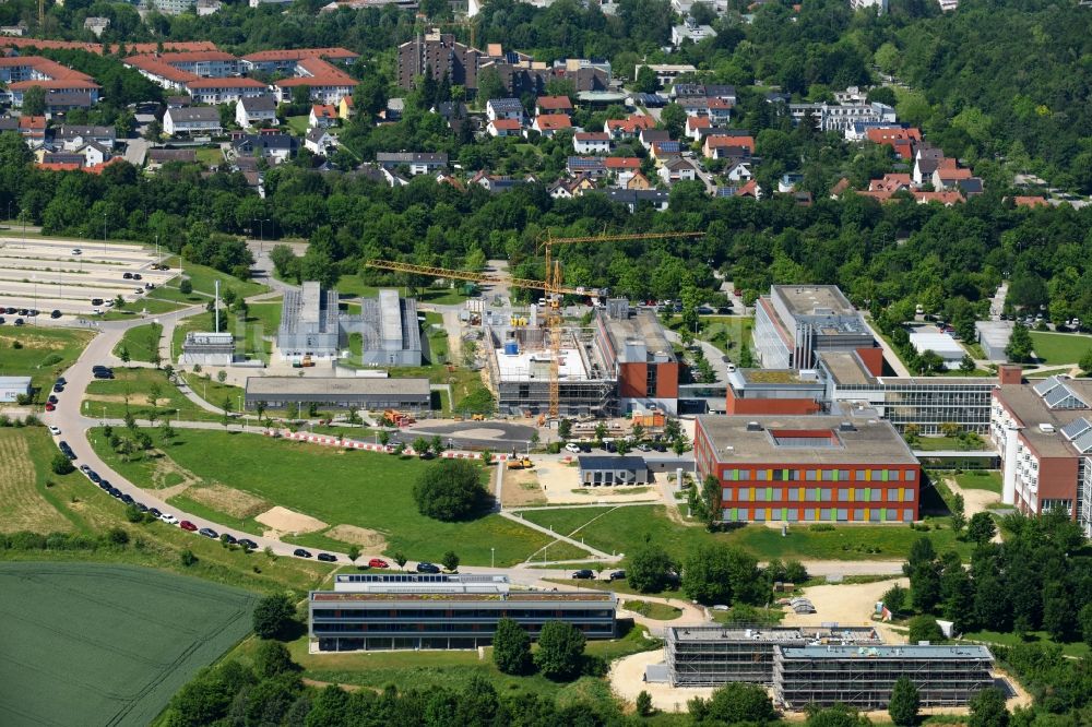 Luftaufnahme Regensburg - Baustelle für einen Erweiterungs- Neubau auf dem Klinikgelände des Krankenhauses Universitätsklinikum Regensburg an der Franz-Josef-Strauß-Allee in Regensburg im Bundesland Bayern, Deutschland