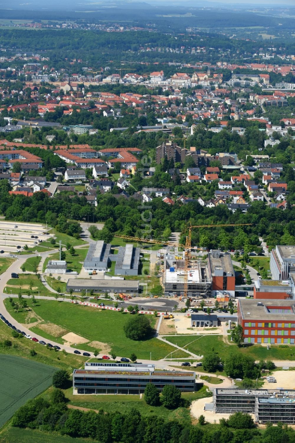 Regensburg von oben - Baustelle für einen Erweiterungs- Neubau auf dem Klinikgelände des Krankenhauses Universitätsklinikum Regensburg an der Franz-Josef-Strauß-Allee in Regensburg im Bundesland Bayern, Deutschland