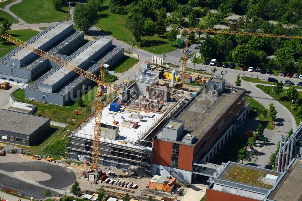 Regensburg aus der Vogelperspektive: Baustelle für einen Erweiterungs- Neubau auf dem Klinikgelände des Krankenhauses Universitätsklinikum Regensburg an der Franz-Josef-Strauß-Allee in Regensburg im Bundesland Bayern, Deutschland