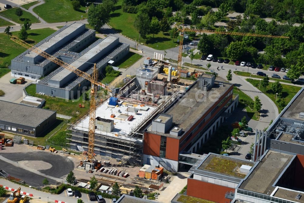 Luftbild Regensburg - Baustelle für einen Erweiterungs- Neubau auf dem Klinikgelände des Krankenhauses Universitätsklinikum Regensburg an der Franz-Josef-Strauß-Allee in Regensburg im Bundesland Bayern, Deutschland