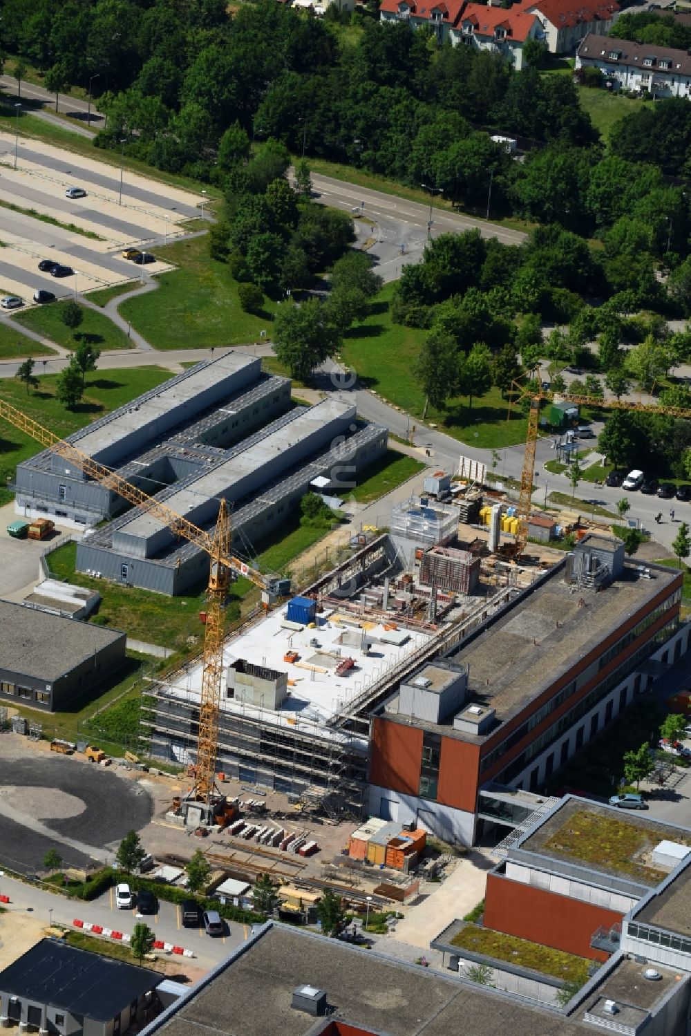 Luftaufnahme Regensburg - Baustelle für einen Erweiterungs- Neubau auf dem Klinikgelände des Krankenhauses Universitätsklinikum Regensburg an der Franz-Josef-Strauß-Allee in Regensburg im Bundesland Bayern, Deutschland