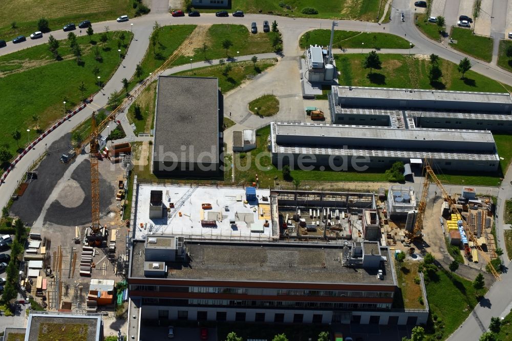 Regensburg von oben - Baustelle für einen Erweiterungs- Neubau auf dem Klinikgelände des Krankenhauses Universitätsklinikum Regensburg an der Franz-Josef-Strauß-Allee in Regensburg im Bundesland Bayern, Deutschland