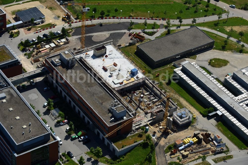 Regensburg aus der Vogelperspektive: Baustelle für einen Erweiterungs- Neubau auf dem Klinikgelände des Krankenhauses Universitätsklinikum Regensburg an der Franz-Josef-Strauß-Allee in Regensburg im Bundesland Bayern, Deutschland