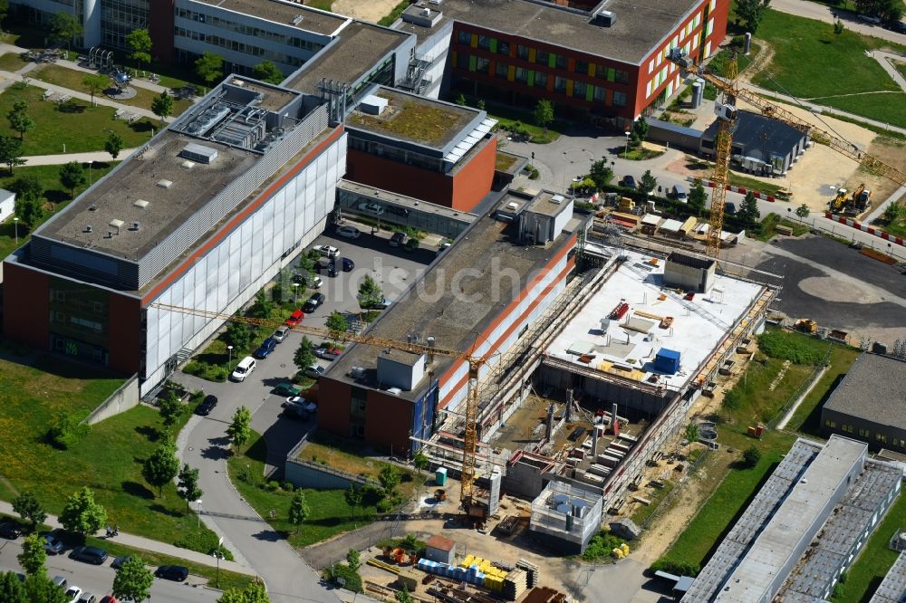 Luftbild Regensburg - Baustelle für einen Erweiterungs- Neubau auf dem Klinikgelände des Krankenhauses Universitätsklinikum Regensburg an der Franz-Josef-Strauß-Allee in Regensburg im Bundesland Bayern, Deutschland