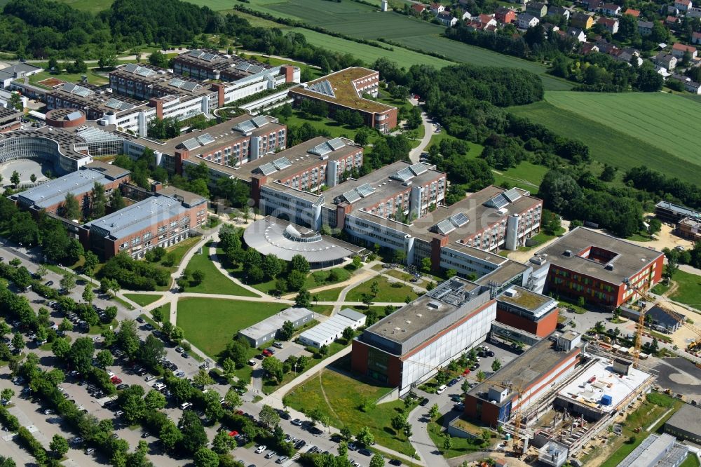 Luftaufnahme Regensburg - Baustelle für einen Erweiterungs- Neubau auf dem Klinikgelände des Krankenhauses Universitätsklinikum Regensburg an der Franz-Josef-Strauß-Allee in Regensburg im Bundesland Bayern, Deutschland